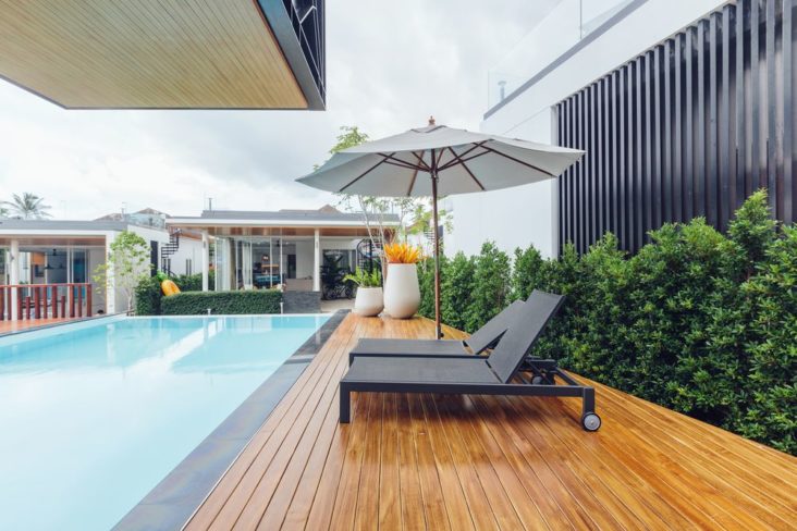 área externa da casa, com piscina e deck