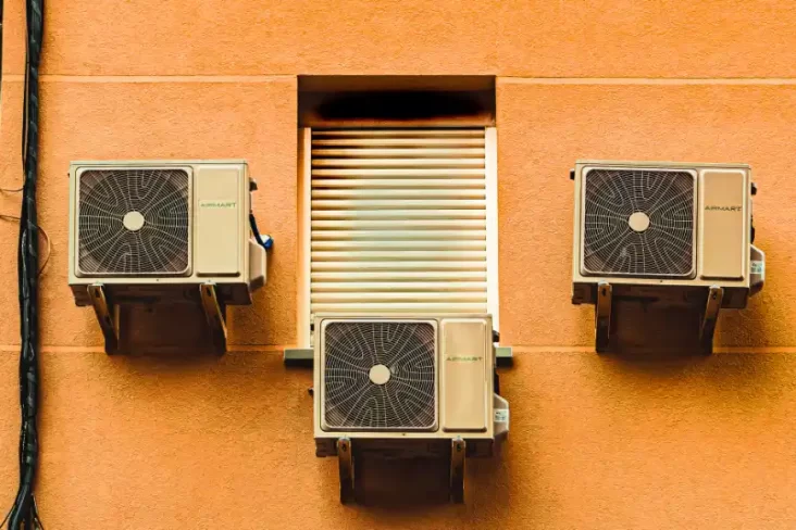 Sistemas de climatização com unidades externas de ar-condicionado instaladas em fachada de construção, evidenciando eficiência e inovação nas soluções de HVAC.